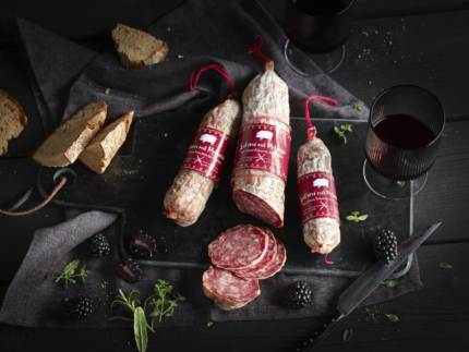 Salami mit Rotwein, mit Edelschimmel